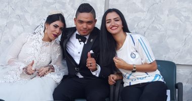 صور.. عريس وعروسة فى مدرجات الزمالك وسموحة لتشجيع الفريق السكندرى