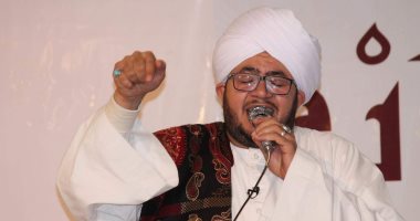 صور.. المنشد محمود الحديوى يكشف سر خلع الطربوش وارتداء العمامة