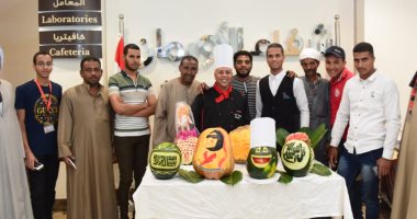 صور..شيف أقصرى يدخل البهجة بقلوب مرضى السرطان بنحت صور مميزة على قشر البطيخ
