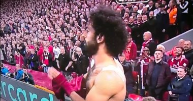 لاصقة محمد صلاح تقلق مشجعى ليفربول بعد خلع القميص فى الشوط الأول.. صور