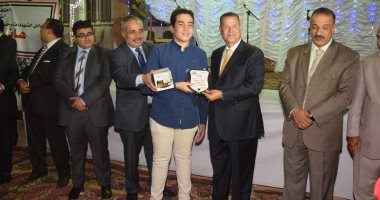 صور.. محافظ بنى سويف يُكرم 214 طالباً وطالبة من حفظة القرآن والمتفوقين