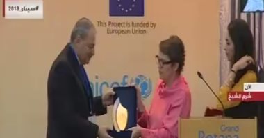 النائب العام يتسلم درعا تذكاريا من الأمم المتحدة خلال مؤتمر نواب العموم