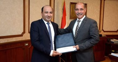وزير الطيران يكرم عاملين بمطار القاهرة لإعادتهما حقيبة بها متعلقات ثمينة