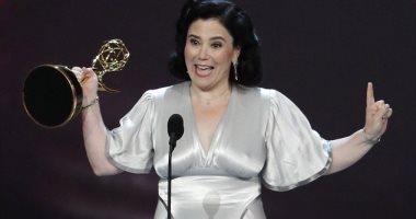 صور ..أليكس بورستين ترتدى فستان زفافها فى حفل جوائز emmy