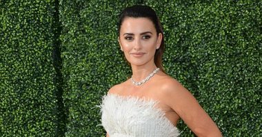 الفساتين البيضاء تسيطر على الـسجادة الحمراء بحفل Emmy Awards لعام 2018.. سكارليت جوهانسون فضلت Balmain.. بينلوبى كروز خطفت الأذهان بتصميم Chanel.. هيدى كلوم فاجأت العالم بفستان بسيط من Zac Posen.. صور