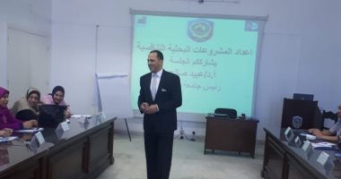 رئيس جامعة دمنهور يفتتح دورة إعداد المشروعات البحثية التنافسية