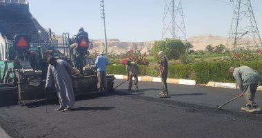 رصف المسار السياحى بمركز القرنة فى الأقصر قبل الموسم الشتوى