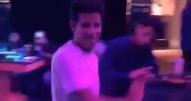 فيديو.. حمدى الميرغنى يؤدى تحدى "كيكى" بطريقة كوميدية