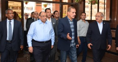 صور.. وزير التنمية المحلية من أسيوط: نواجه الإرهاب بالتنمية والبناء.. إنفاق 10 مليارات جنيه على مشروعات التنمية والمياه والصرف بالمحافظة.. ويؤكد: حظر سير التوك توك فى المدن والشوارع الرئيسية والبدء فى ترخيصه