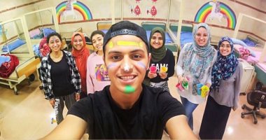 طلاب "فنون جميلة" يرسمون الأمل والابتسامة على جدران "بنك الدم"