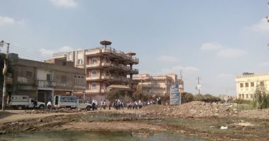 صور..كارثة بيئية وصحية تهدد تلاميذ مدرسة إبتدائية بالدقهلية 