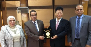 رئيس جامعة القناة يبحث التعاون المشترك مع المستشار الاقتصادى لوزير التجارة الصينى