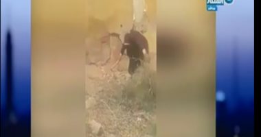  مديرة مدرسة بأسيوط تنظف الفناء والحمامات وتسلك المجارى