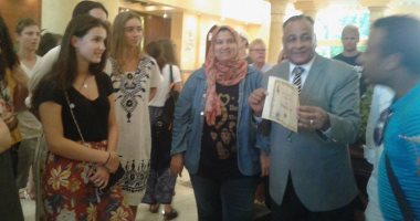 صور.. وكيل شباب ورياضة الأقصر يكرم الوفد الألمانى المشارك بمشروع يوم التطوع