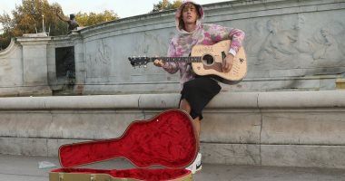 "لله لله أسرح".. جاستين بيبر يغنى لزوجته فى شوارع لندن.. فيديو وصور	