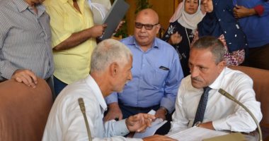 محافظ الإسماعيلية يستمع لشكاوى المواطنين ويشدد على حلها وفقا للقانون