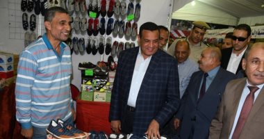 صور.. محافظ البحيرة يفتتح معرضا لمستلزمات المدارس