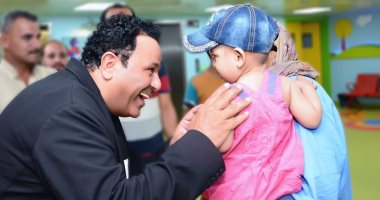 صور.. الفنان محمد فؤاد يزور مركز الأورام جامعة المنصورة 