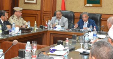 محافظ سوهاج يناقش استعدادات الصحة والتأمين الصحى للعام الدراسى الجديد