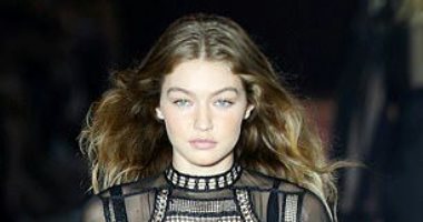 جى جى حديد "قلبت الدنيا" بفستانها فى عرض Alberta Ferretti بميلانو.. صور