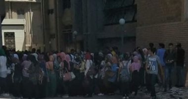 قارئ يشكو من الزحام وغياب الموظفين فى كلية الآداب بجامعة الإسكندرية 
