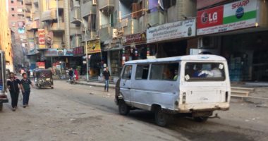 سيارات بلا أرقام أو لوحات.. مشهد متكرر بشارع الملكة فى الجيزة
