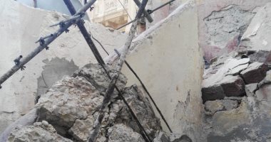 صور.. رئيس حى وسط الإسكندرية يعاين عقار بعد إخلائه من السكان بسبب انهيار جزئى