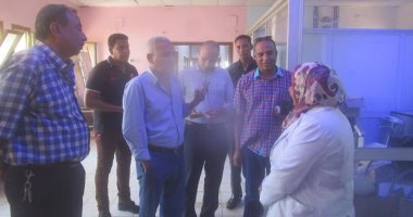صور.. رئيس مدينة إسنا يتفقد وحدة الغسيل الكلوى لمتابعة صيانة الأجهزة