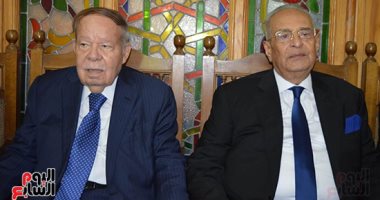 صور.. فتحى سرور وقيادات الوفد يشاركون فى عزاء شقيق بهاء أبو شقة 