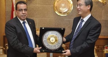 رئيس جامعة قناة السويس يستقبل رئيس جامعة دونج خوا الصينية