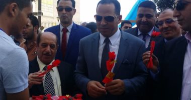 صور.. رئيس جامعة دمنهور يستقبل الطلاب بالأعلام والورود فى أول أيام الدراسة