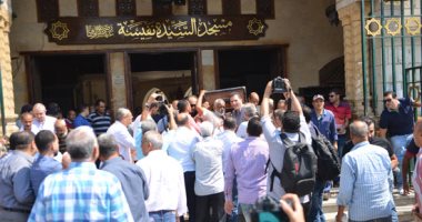 وصول جثمان سمير خفاجى لمسجد السيدة نفيسة.. ومحمد أبو داوود أول الحضور
