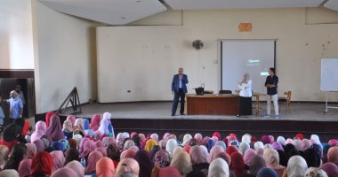 رئيس جامعة كفر الشيخ يتفقد الكليات ويحث الطلاب على المشاركة بالأنشطة