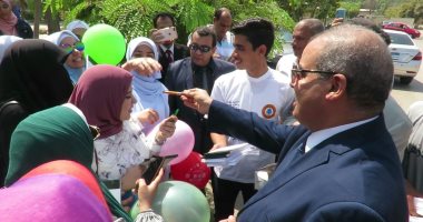 صور.. طالبات الأزهر يستقبلن رئيس الجامعة بالبلالين فى أول يوم دراسة