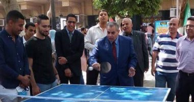عميد حقوق القاهرة يلعب "تنس طاولة" مع الطلاب الجدد