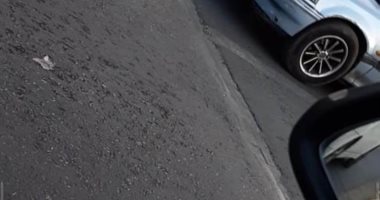 مواطن يشكو الزحام بسبب الحفر العميقة بكوبرى الجلاء ويطالب بتسوية الرصيف