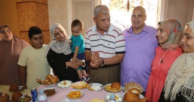 محافظ المنوفية يستمع لشكاوى المواطنين خلال جولة سيرا على الاقدام