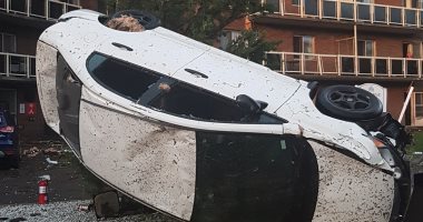 إعصار عنيف يضرب كندا ويتسبب بأضرار جسيمة