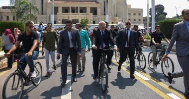رئيس جامعة القاهرة يقود ماراثون دراجات داخل الحرم الجامعى