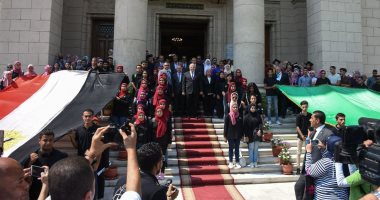 رئيس جامعة القاهرة يفتتح العام الدراسى بتحية العلم أمام القبة