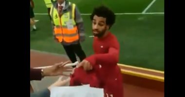 فيديو.. محمد صلاح يهدى قميصه لطفل بعد فوزه بمباراة اليوم أمام ساوثهامبتون