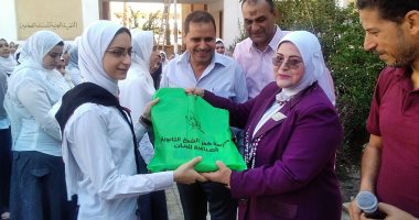 فيديو.. وكيل تعليم كفر الشيخ تتفقد المدارس وتكرم أبناء الشهداء فى طابور الصباح