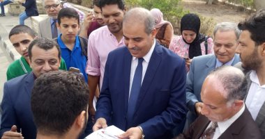 رئيس جامعة الأزهر يوزع "الأقلام والأجندات" على الطلاب الجدد.. صور