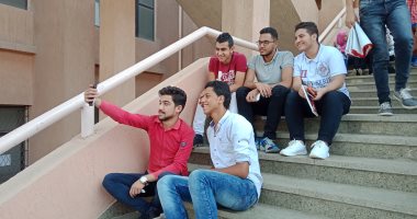 سيلفى أول يوم دراسة.. طلاب جامعة بنها يلتقطون الصور التذكارية بالكليات