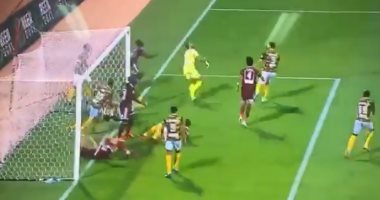 شاهد ماذا يحدث فى الدورى السعودى.. أغرب لقطة بالموسم