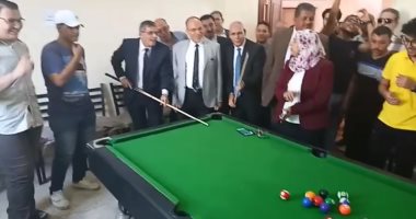 فيديو وصور.. رئيس جامعة بنها يلعب بلياردو مع أحد الطلاب أثناء تفقد الأنشطة