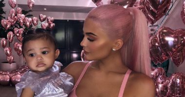 صور.. نجمة تليفزيون الواقع كيلى جينر تجذب الأنظار بشعرها الـpink