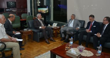 محافظ مطروح يستقبل ممثل جائزة خليفة الإماراتية للتمور استعدادا لمهرجان سيوة