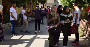 صور.. انطلاق الدراسة بالجامعات بالسلام الجمهورى وتحية العلم.. منع البنطلونات المقطعة والسلاسل بسوهاج.. إحالة مسئولين بكفرالشيخ للتحقيق بسبب الإهمال.. والسيلفى شعار طلاب بنها.. ونوعية أشمون تستقبل طلابها بالورود