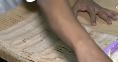 شاهد.. صناعة الأكياس يدويا من الورق المعاد تدويره